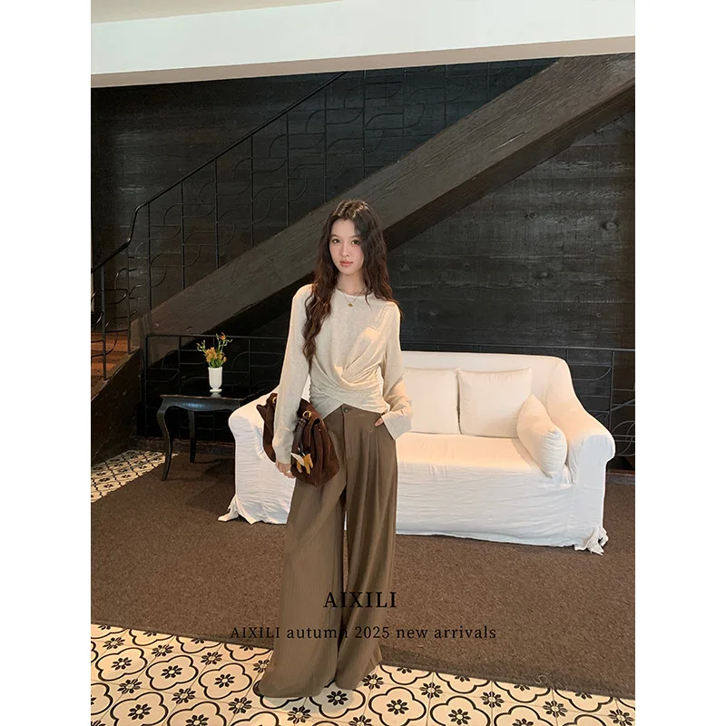 เสื้อถักคอวีทรงครอสพิมพ์ลายสามมิติ ฤดูใบไม้ร่วง 2025