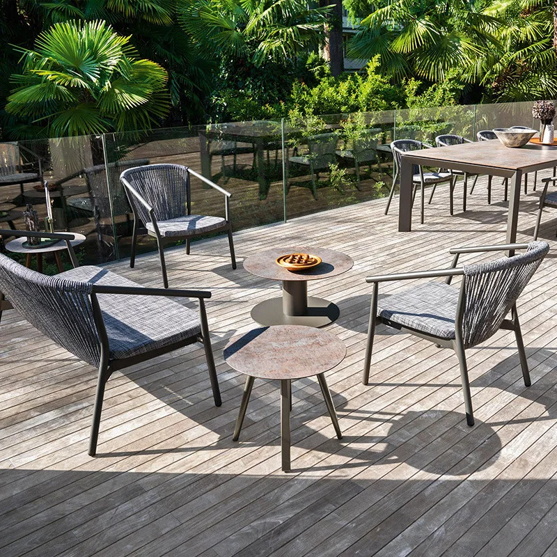 طاولات وكراسي الروطان الخارجية، فناء ترفيهي، طاولات وكراسي شرفة واقية من الشمس مقاومة للماء في الفنادق، حديقة إبداعية