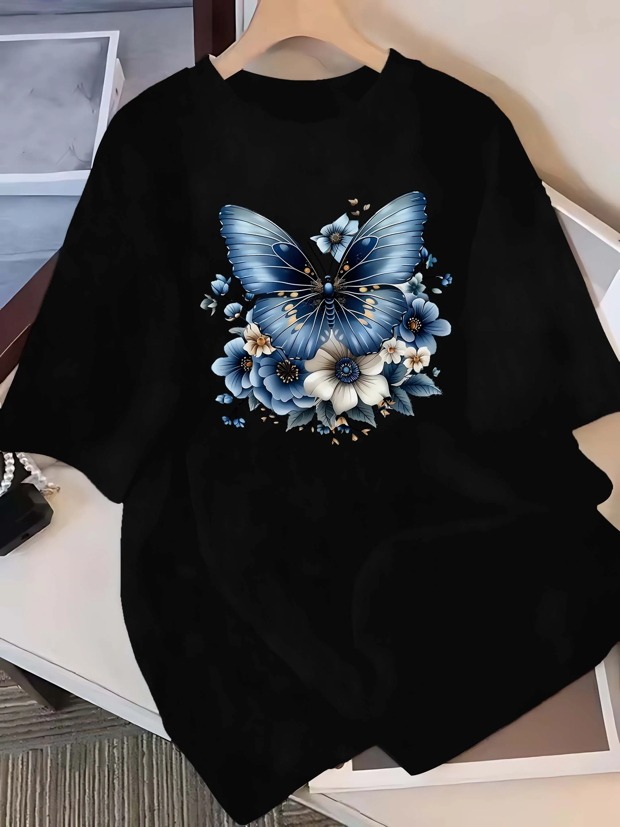 Camiseta de moda elegante con gráfico floral de mariposa artística de talla grande