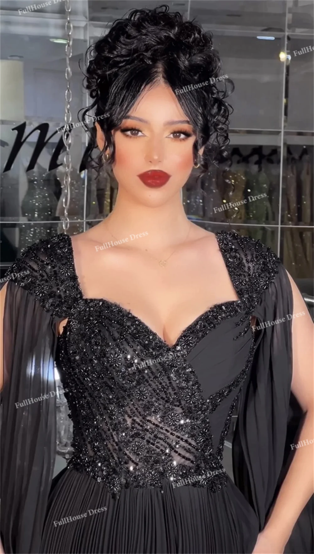 Vestido de noche plisado de gasa con cuello en V negro hecho a medida, vestido de noche sin espalda hasta el suelo con cuentas, vestido saudí brillante con tren de barrido