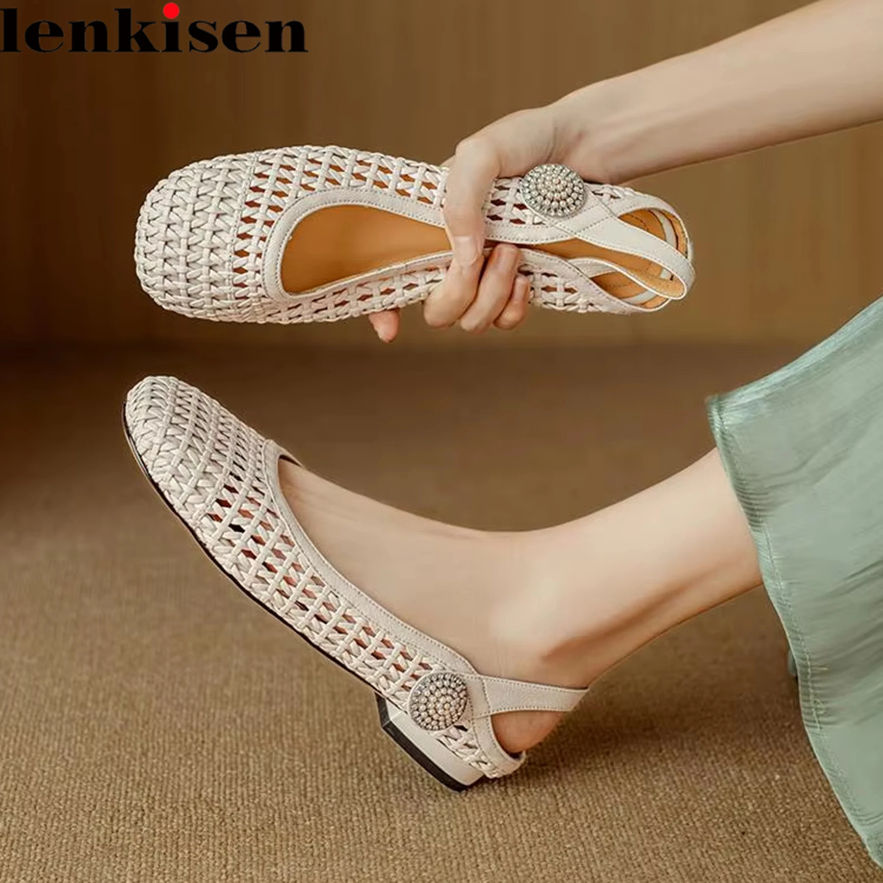 

Lenkisen, модная обувь на низком каблуке с квадратным носком, летняя соломенная повседневная обувь, элегантные женские туфли-лодочки с открытой пяткой и жемчугом на пуговицах