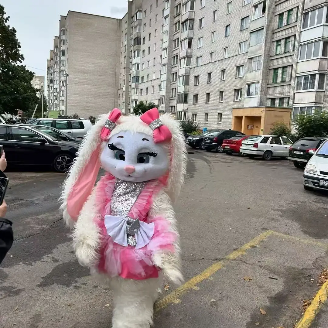 ชุดมาสคอตกระต่ายน้อยน่ารักสำหรับคริสต์มาส ชุดแฟนซีการ์ตูนกระต่ายขาว ชุดมาสคอตกระต่ายขนปุย ชุดแฟนซีสีชมพู