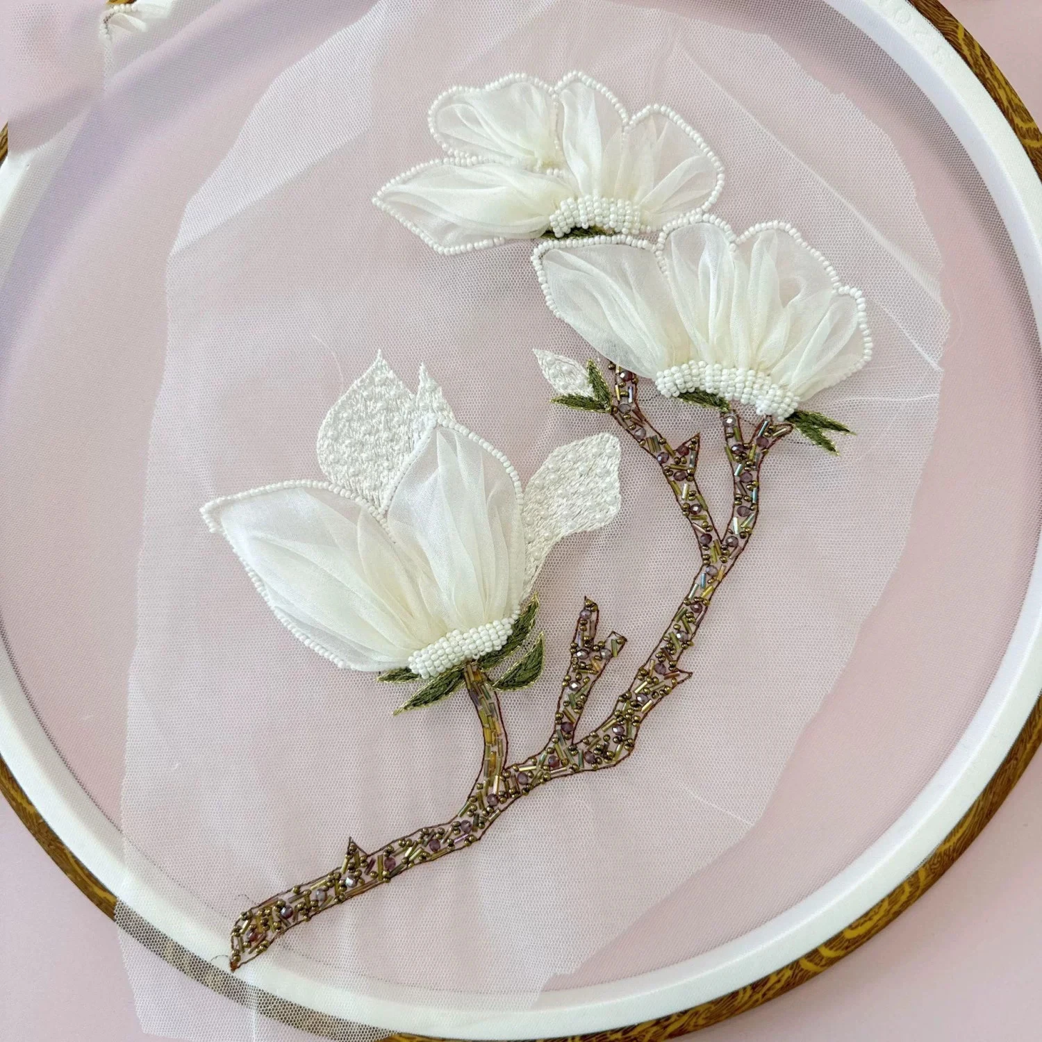 

1pcs Three dimensional white hand sewn embroidery patches for clothe DIY sew on parches Wedding Dress Clothing accessories patch