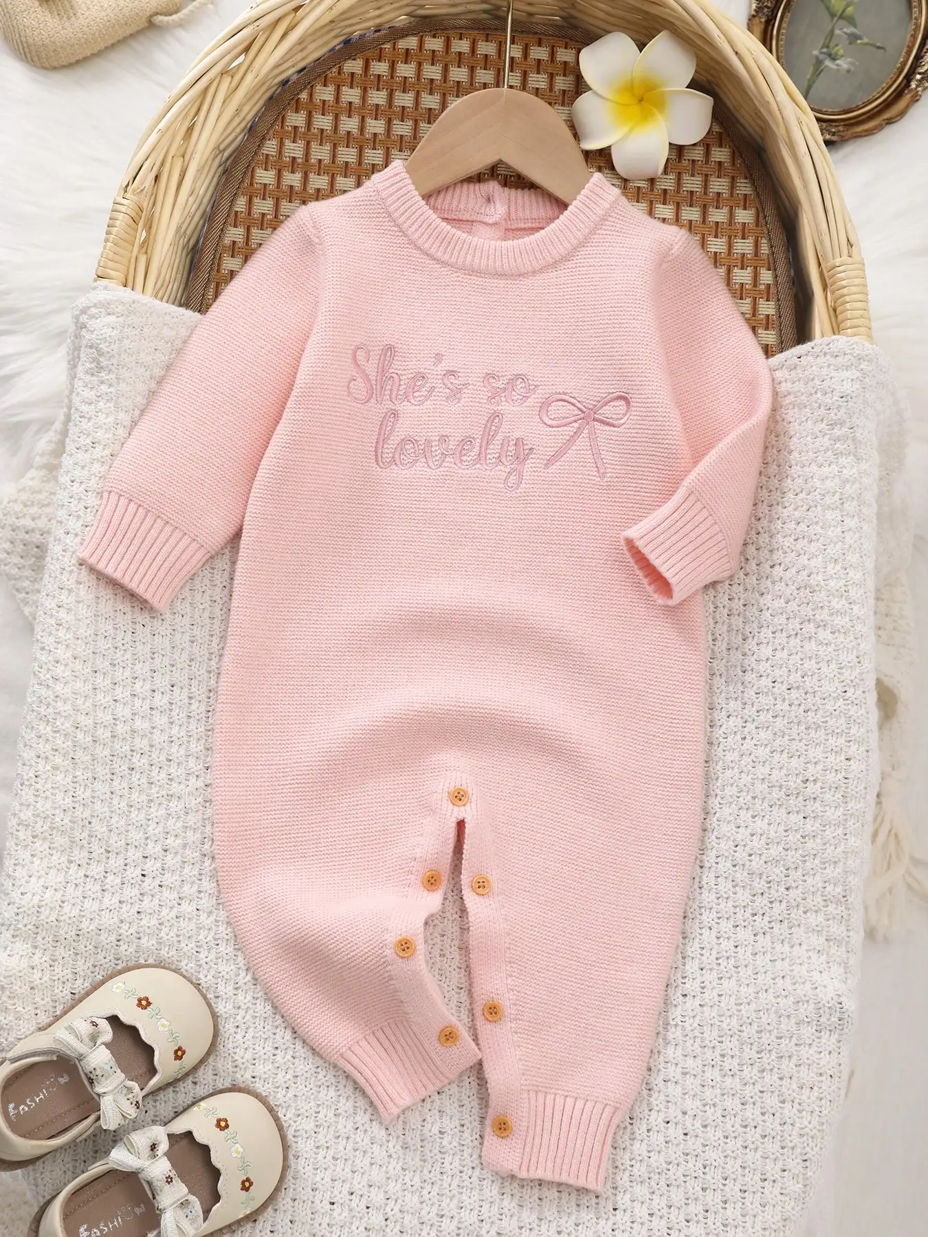 Baby Nursery Embroidery - ชุดรอมเปอร์ถักสำหรับเด็กทารกในฤดูใบไม้ผลิและฤดูใบไม้ร่วง พร้อมโบว์หวานและลายปักภาษาอังกฤษ ชุดจั๊มสูทสีชมพูสำหรับเด็กผู้หญิง เสื้อผ้าสำหรับทารกแรกเกิด