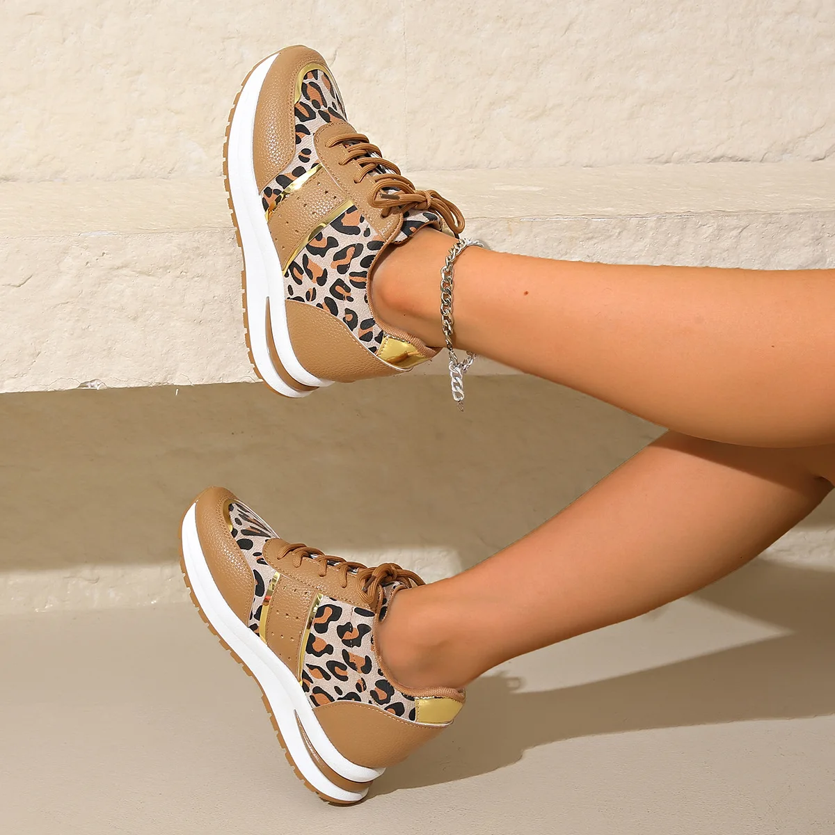 

New fashionable large-sized women's thick-soled leopard print sports shoes with European and American style front lacing