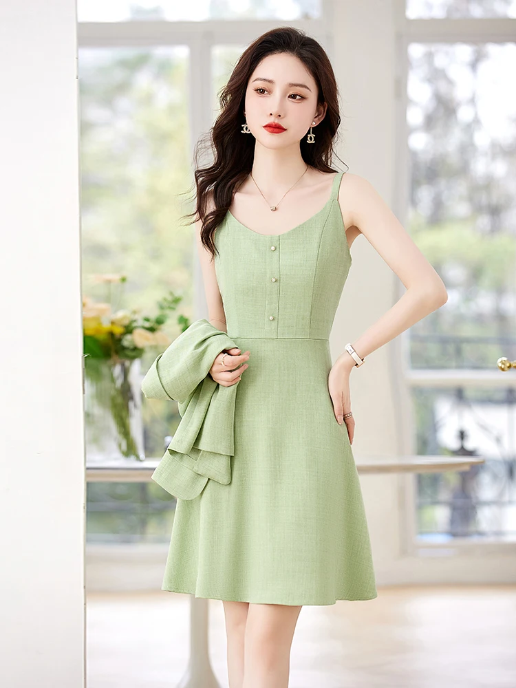 

Модный женский костюм-двойка: юбка А-силуэта и блузка с коротким рукавом на одной пуговице, летний дизайн.