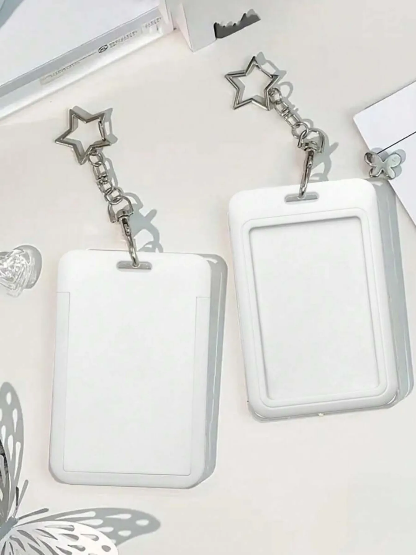 Dieser Kartenhalter mit einem sternförmigen Anhänger kann als Taschenanhänger oder Schlüsselanhänger verwendet werden. Es kann Ausweiskarten, Promi-Karten – Detail 3