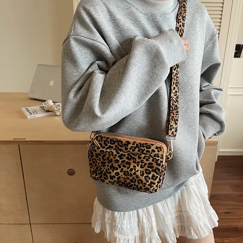 Women's Casual Leopard Pattern Shoulder Bag with Zipper Closure and Adjustable Strap Minimalist Crossbody Purse for Daily Use