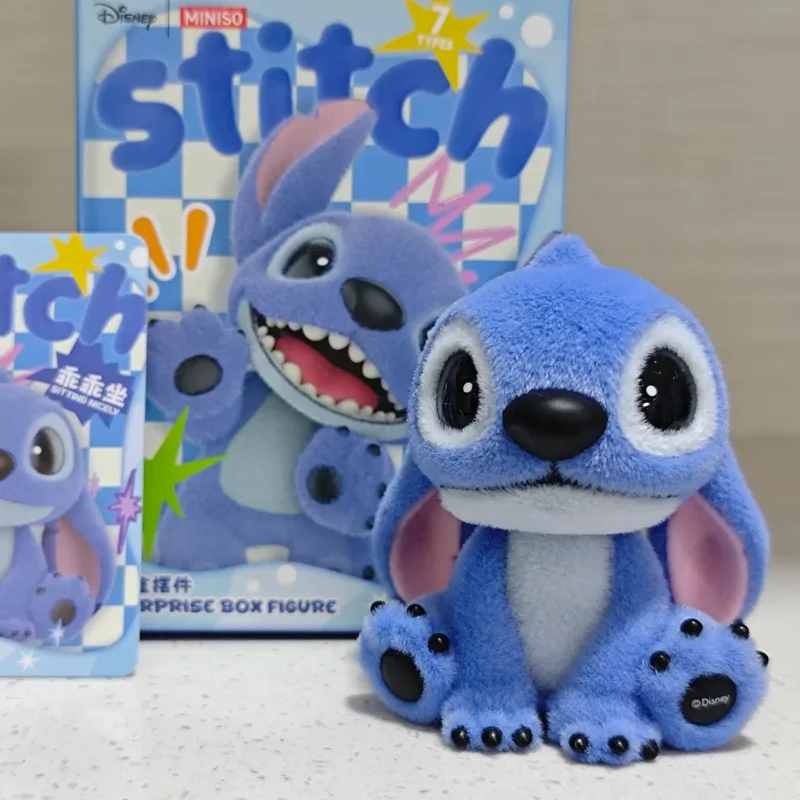 Disney Stitch Fluffy Adventure Series Blind Box Mini bambola floccata Decorazione da scrivania Giocattolo misterioso Regalo Action Figure da collezione