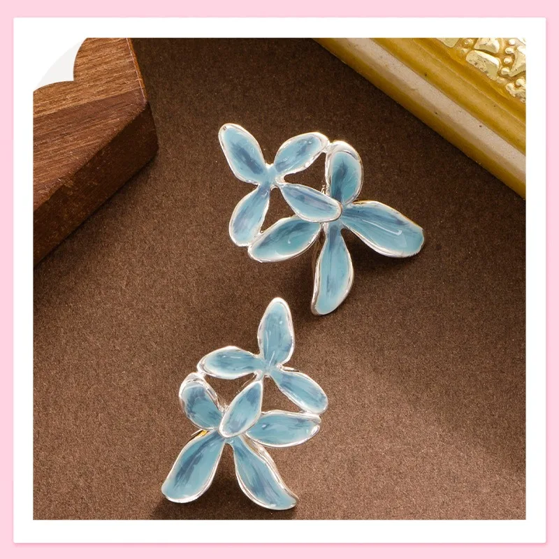 

Модные изысканные серьги-гвоздики с эмалью в виде цветка и эффектом масляных капель, женские, нишевые, милые, класса люкс