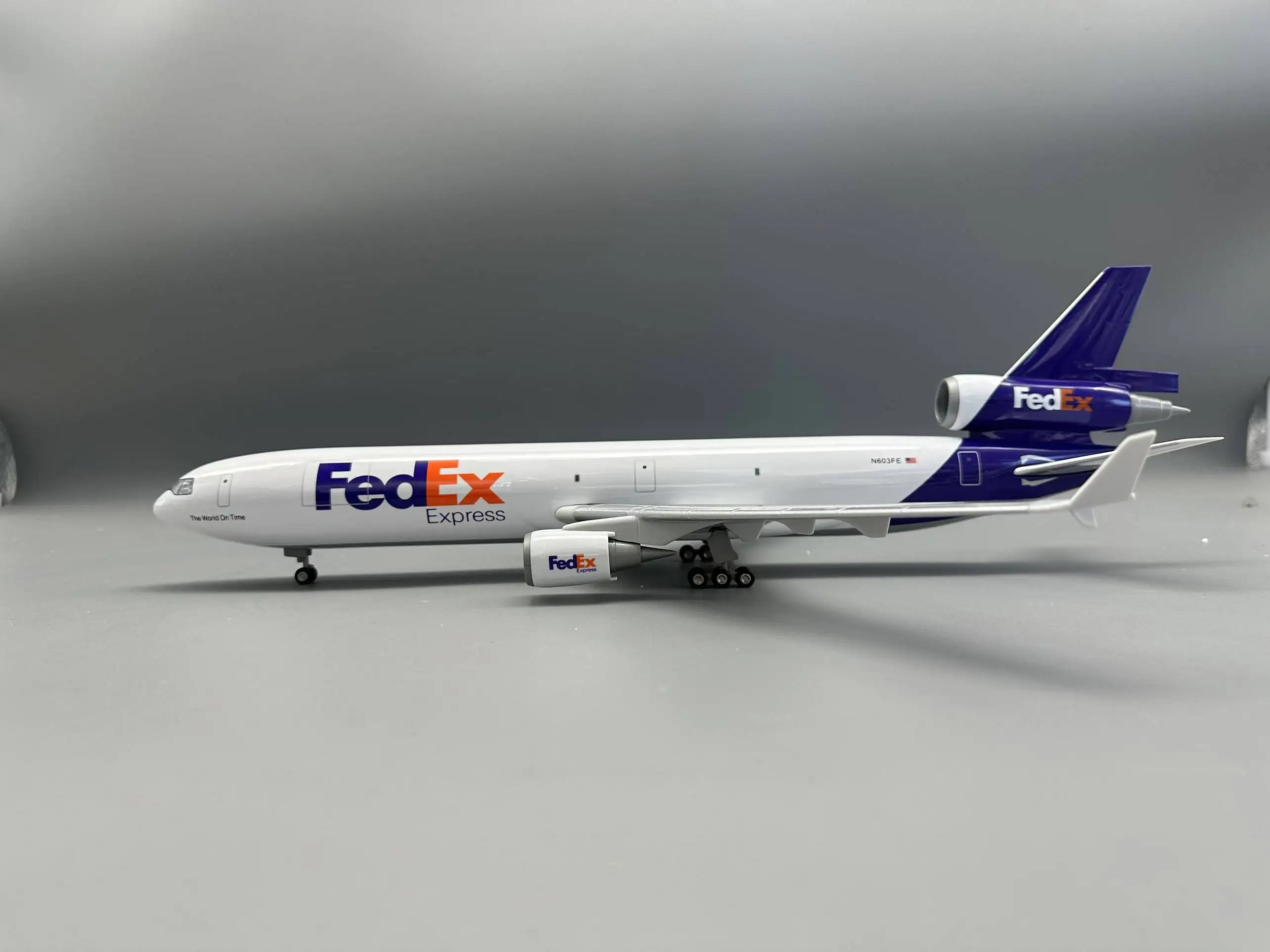 MD11 FedEx Cargo Airways 47cm 1:130 Scale Model Plane MD-11 Resin Airplane with Landing Gear & Wheels Aircraft Ornament Gifts