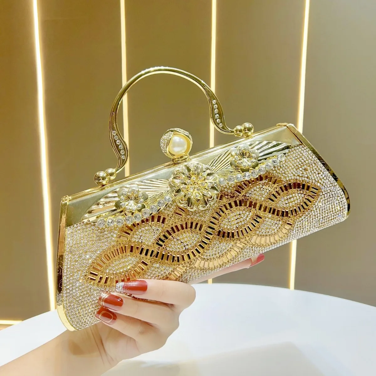 

Luxury Flower Pattern Rhinestone Glitter Dinner Clutch Women’s Golden Metal Handbag Bridal Party Purse Elegant Chain Bag