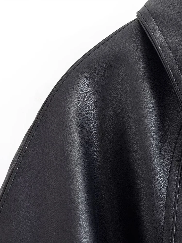 سترة نسائية جديدة على الطراز الأوروبي عصرية ومتعددة الاستخدامات بلون سادة مع تفاصيل وسحاب من الجلد الصناعي وحزام.