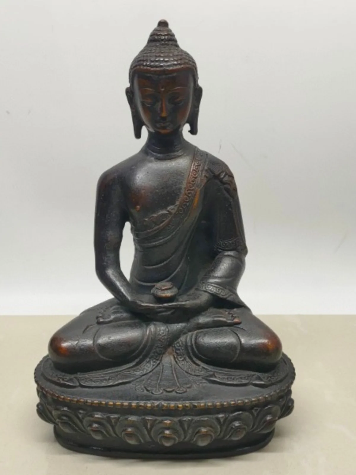 Collect pure copper ornaments of Shakyamuni Buddha statue, made of antique brass material weighing about 0.84 kg and 20 centimet