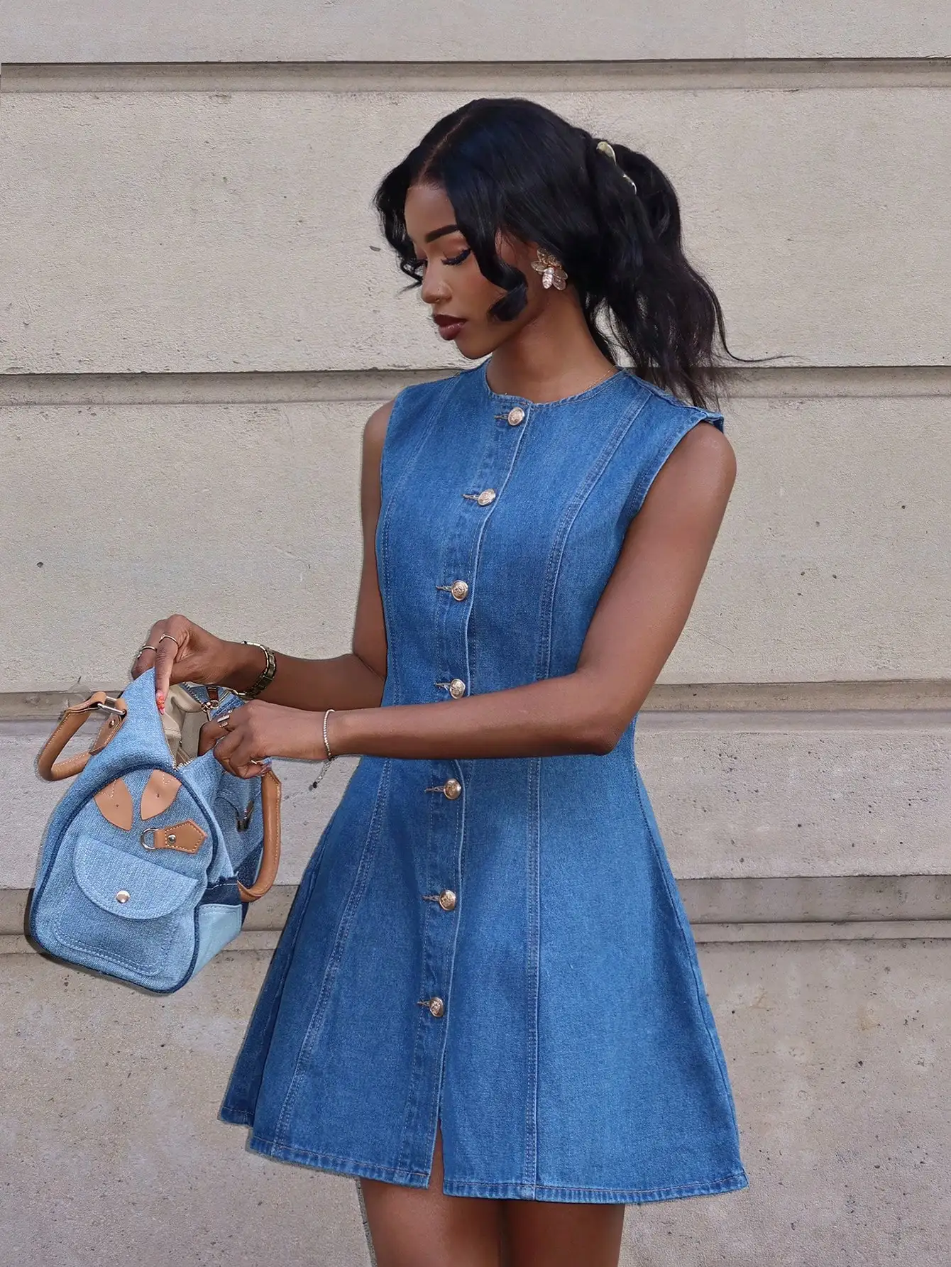 

Женское джинсовое мини-платье А-силуэта без рукавов с пуговицами спереди, синее