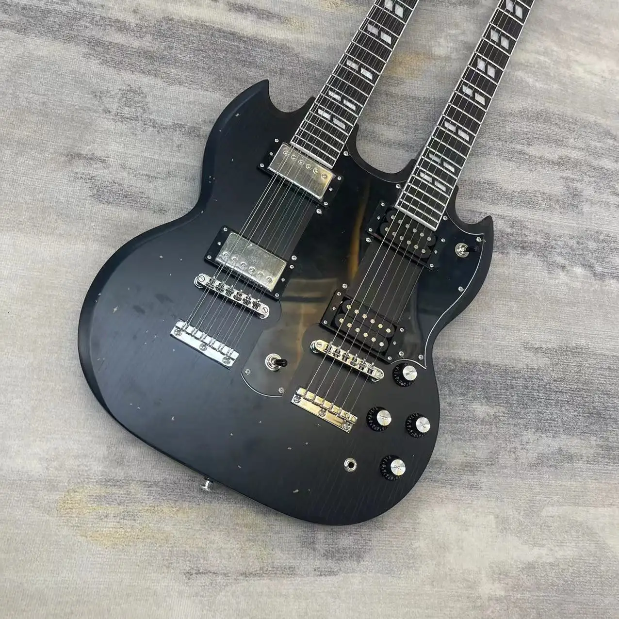 In stock, 12+6 chord double path electric guitar, matte black body, with real shipping pictures. Order and ship immediately