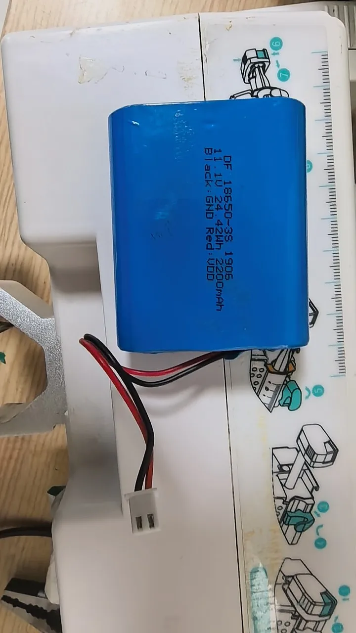 12V lithium battery, large capacity rechargeable 2200MAH sound bulb, LED light 18650DC dual head toy protection