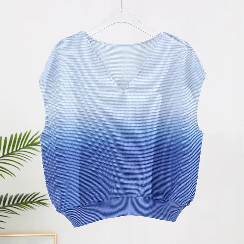 Imagem -05 - Miyake Folding Minority Design 2023 Verão Novo Gradiente V-neck Vest Loose Age-reduzindo Mangas Waimai Mulheres T-shirt