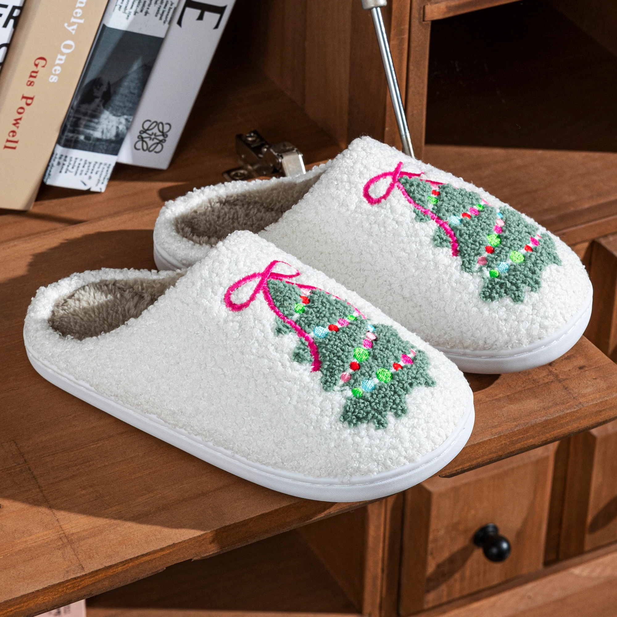 Weihnachts-Hausschuhe für Damen, flauschig, geschlossene Zehenpartie, niedlich bestickt mit Weihnachtsbaum-Motiv, Plüsch, rutschfest, für Paare, für den Innenbereich, für Feiertage und zu Hause – Detail 3