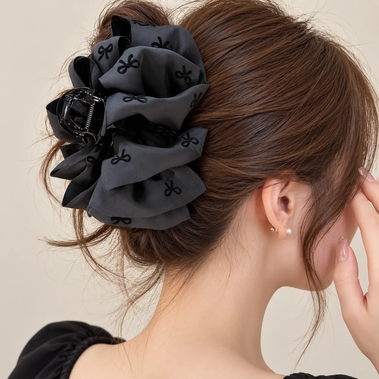 Black Bow Hair Clip for Women, Large Fabric Shark Clip with a Diameter of about 13cm Cm, Pleated Bow Print Hairpin, Three-Dimensional Fluffy Decorative Hair Clip, Ponytail Updo, Half-Tied Hair, Back-Of-The-Head Hair Accessory, Elegant and Sweet Style, Simple Retro Versatile Hair Accessory, Suitable for Long Hair and Medium-Long Hair, for Daily Commuting, Work, Dates, Parties, Travel, and Photo Shoots, Black Versatile Bow Element Fabric Hair Accessory, Updo Styling, Hair Fixing, Women's Fashion Hair Accessory, Gift Recommendation