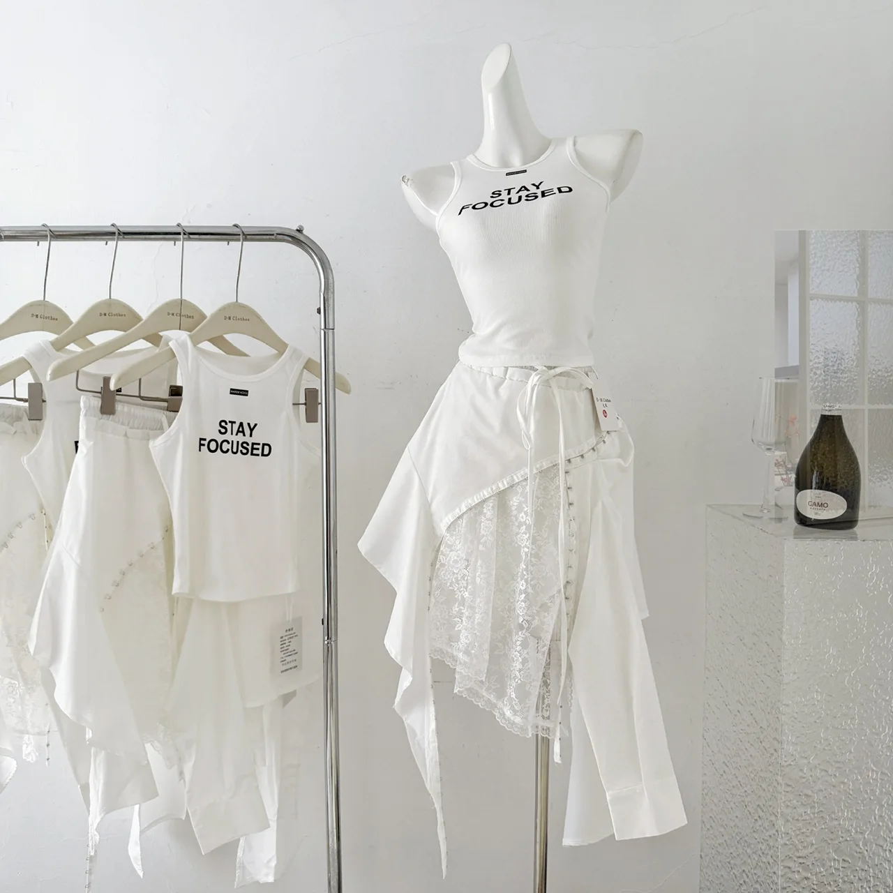 

2025 Корейский стиль KPOP, сексуальный комплект из 2 предметов, женский укороченный топ с буквенным узором + кружевная юбка со вставками, дизайн, асимметричный костюм с юбкой