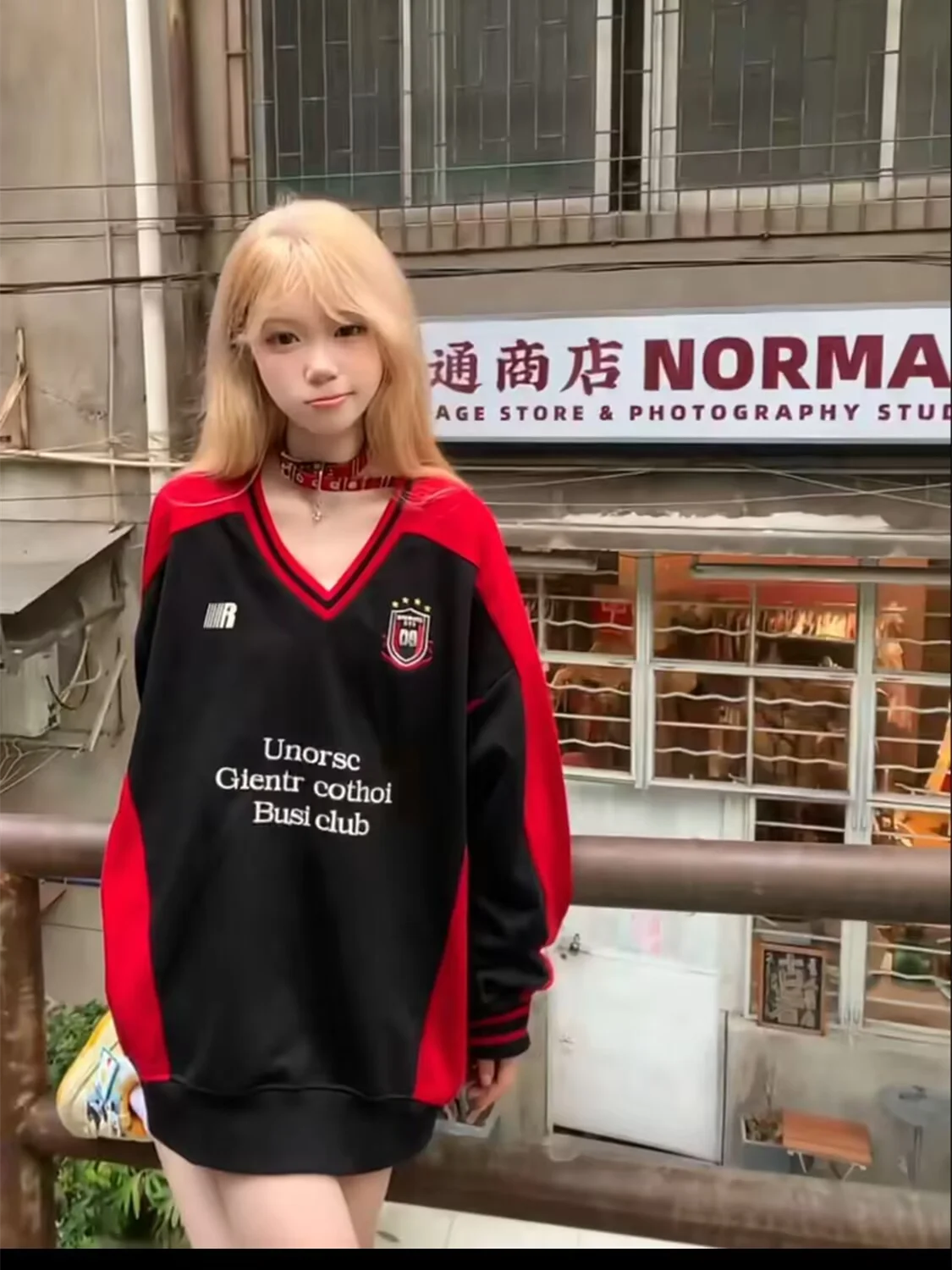 

Harajuku 2025, новая американская контрастная толстовка с длинными рукавами и v-образным вырезом для женщин, весенне-осенняя свободная футболка, женская одежда
