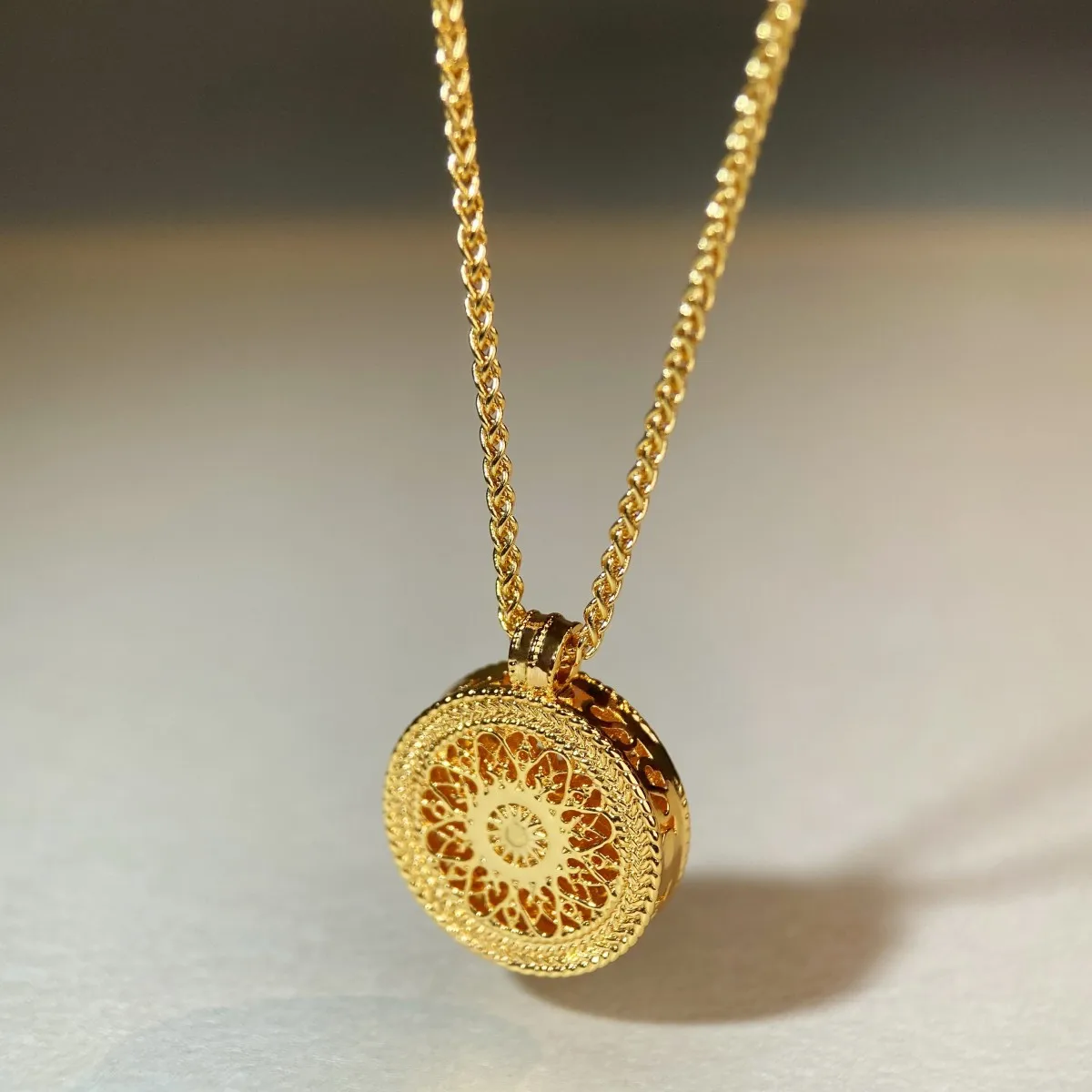 ShinyGold Luxury 100% Real 18k Gold Men's And Women's Antique Gold Turning Compasses Pendant Necklace