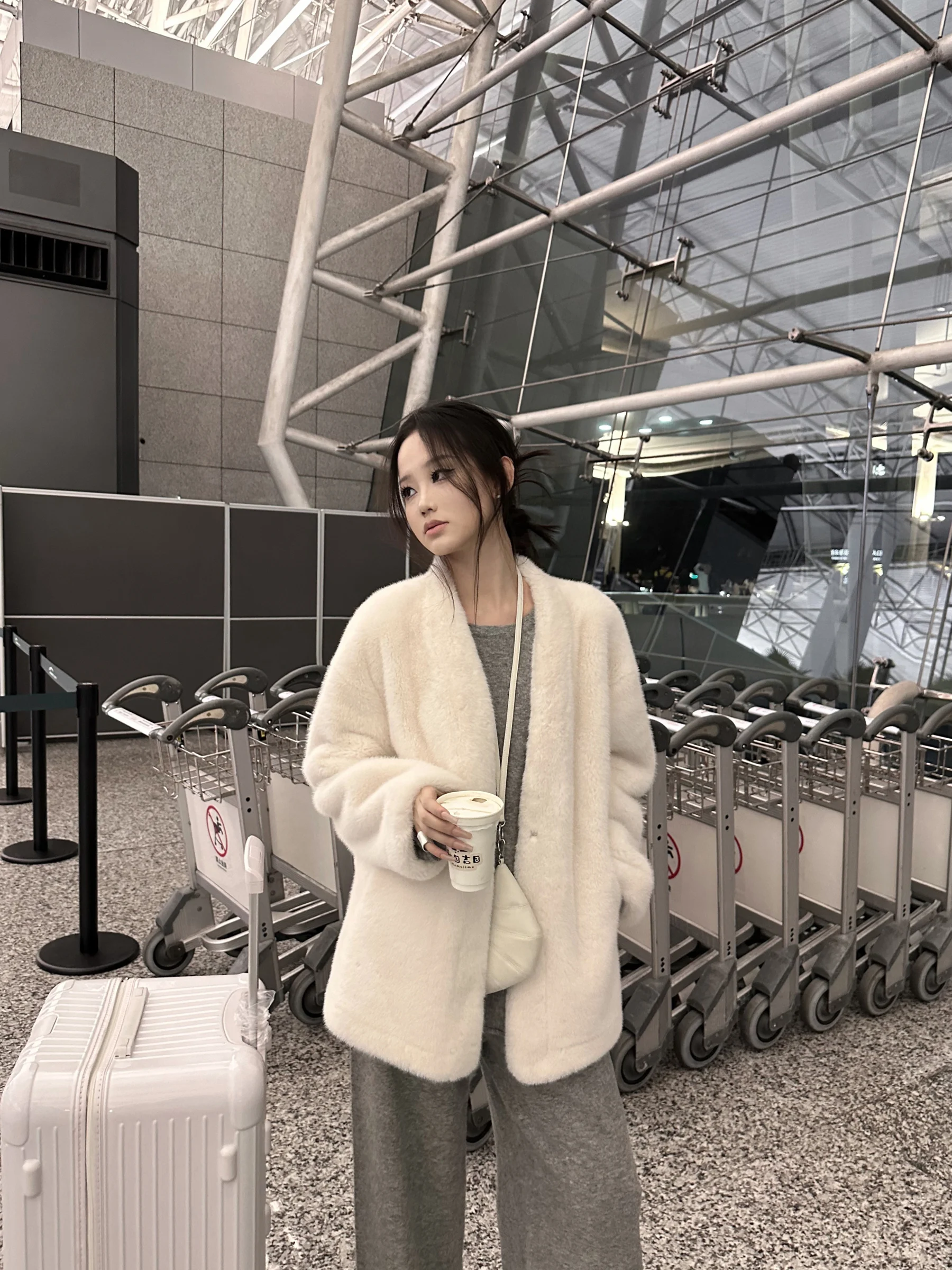 

Экологичная женская шуба из искусственного меха с длинными рукавами, V-образным вырезом, средней длины, утепленная, для повседневной носки, осенне-зимняя новинка