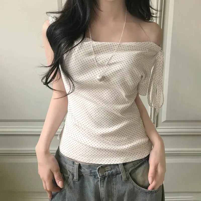 

Милые женские топы в корейском стиле в горошек на одно плечо, летние повседневные облегающие футболки, офисные топы с воротником-халтер, сексуальные футболки для работы