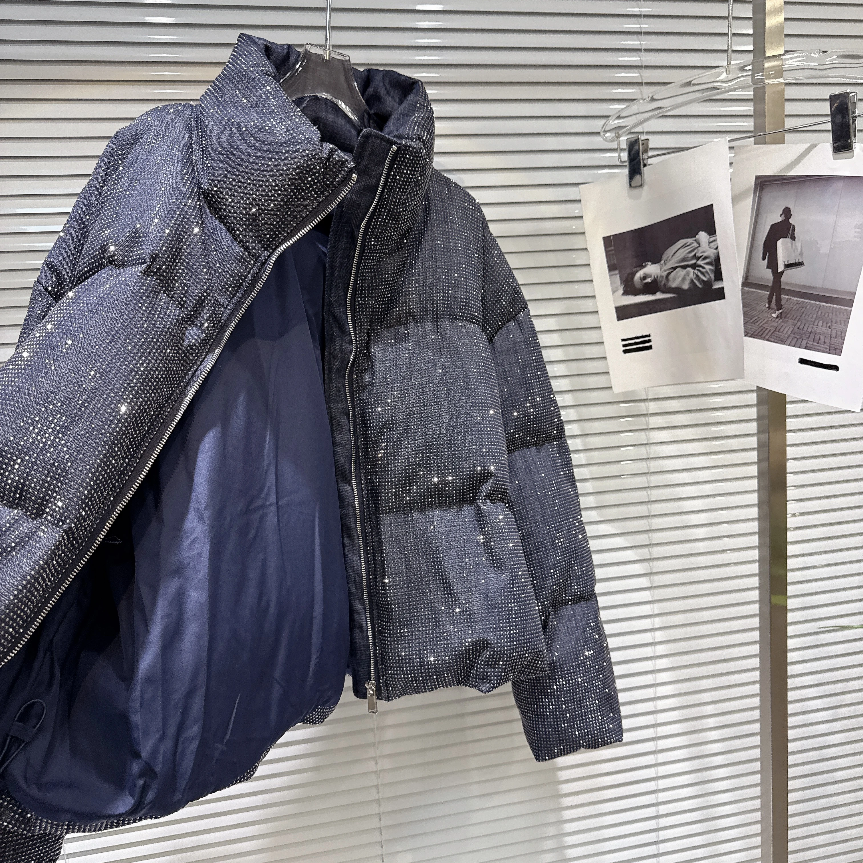 سترة منتفخة من قماش الدنيم بحجر الراين المرصعة بالنجوم على الموضة الثقيلة لشتاء 2025، معطف قطني عصري، ملابس خارجية للسيدات