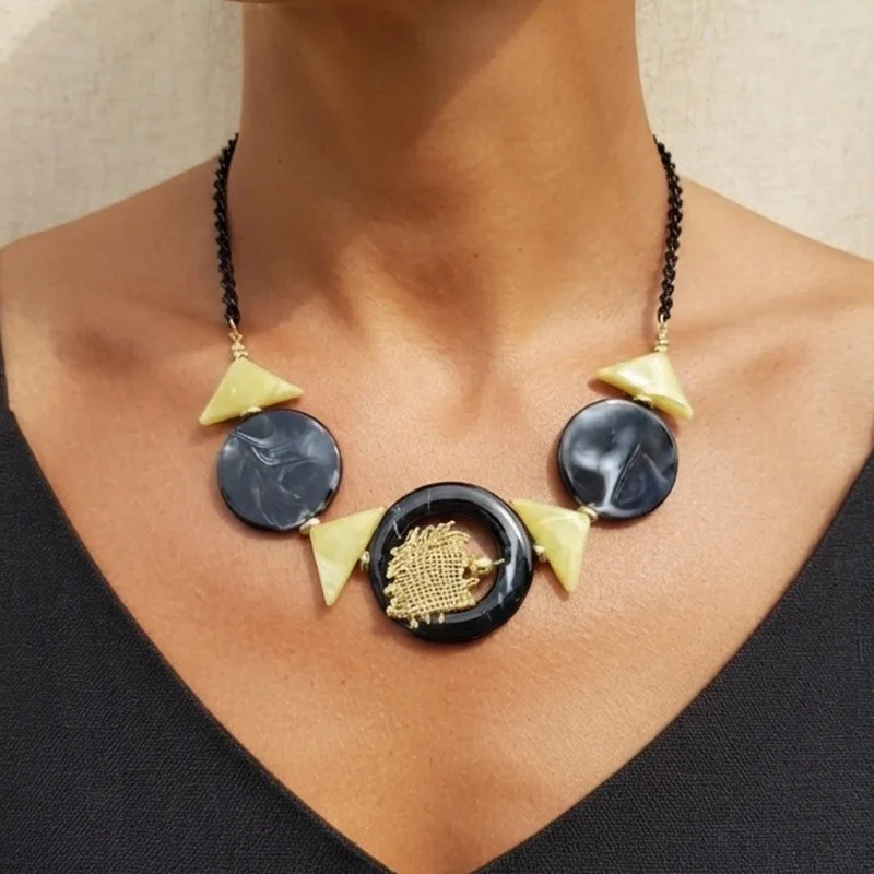 Source factory French retro geometric acrylic necklace female niche feeling color matching collarbone chain cross-border jewelry