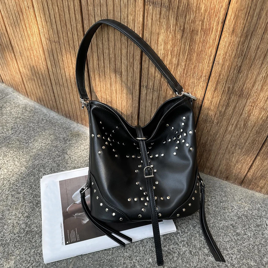 

Rivet bucket bag 2025 new niche design y2k fashion trend motorcycle style soft PU leather women's hand-held armpit shoulder bag