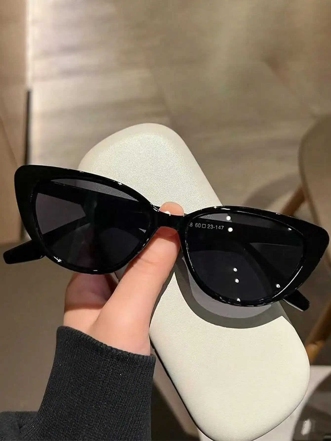 1 Pair Women's UV Protection Retro Narrow Cat Eye Sunglasses – High-Point Goggles, Lightweight Plastic Frame,