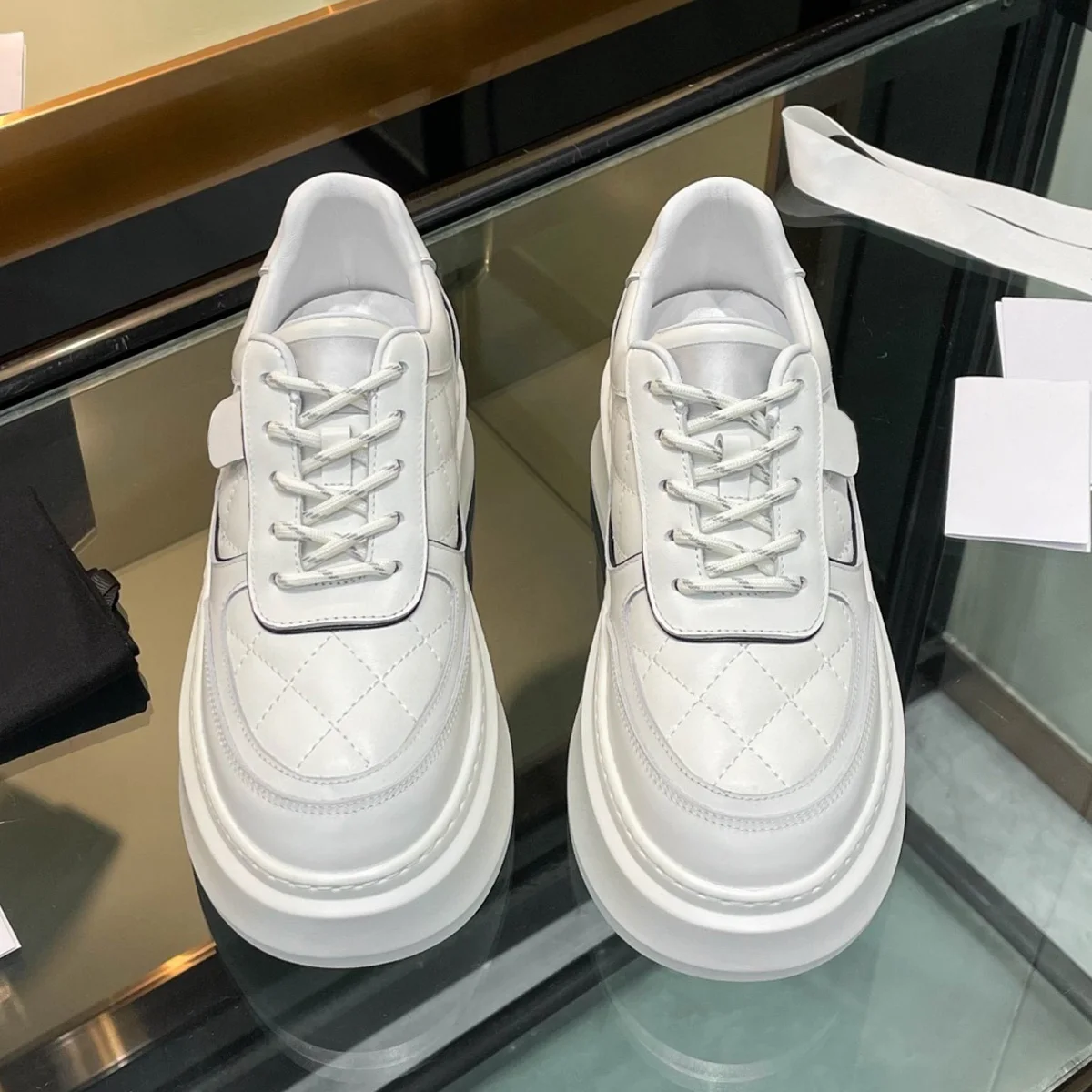 

Высококачественные женские кроссовки на платформе с круглым носком, новинка 2026 года, из натуральной кожи с вышивкой, повседневная обувь YYT2601