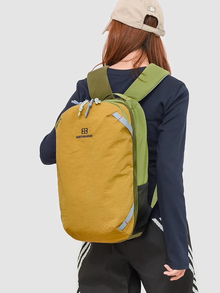 

Outdoor Dual-color Lightweight Hiking Backpack Men's Large Capacity Casual Versatile Mountain Climbing Bag Suitable for Travel