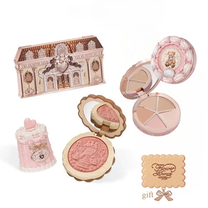 El set de regalo de maquillaje Flower Knows The Sweetie Bear Collection incluye sombra de ojos o corrector + rubor + lápiz labial