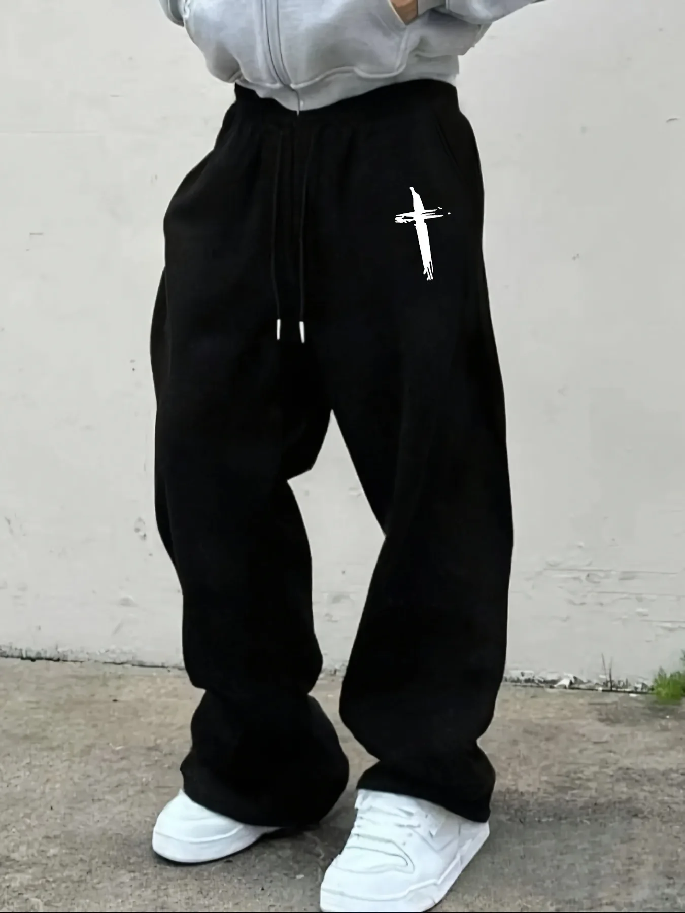 

Мужские черные широкие брюки с готическим текстовым принтом, большие уличные беговые прямые брюки, темные эстетические удобные брюки