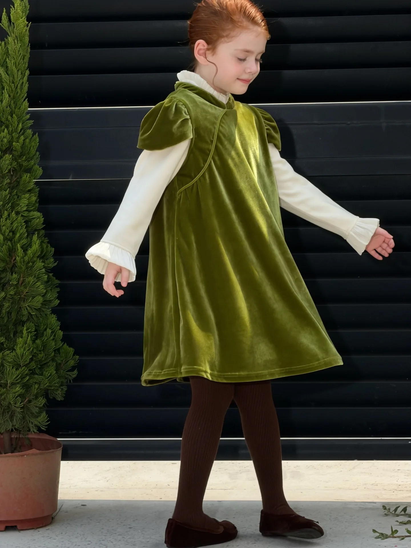 Korean Children's Clothing 2026 Winter New Girls' Dress Green Chinese Solid Short Sleeved Velvet Dress