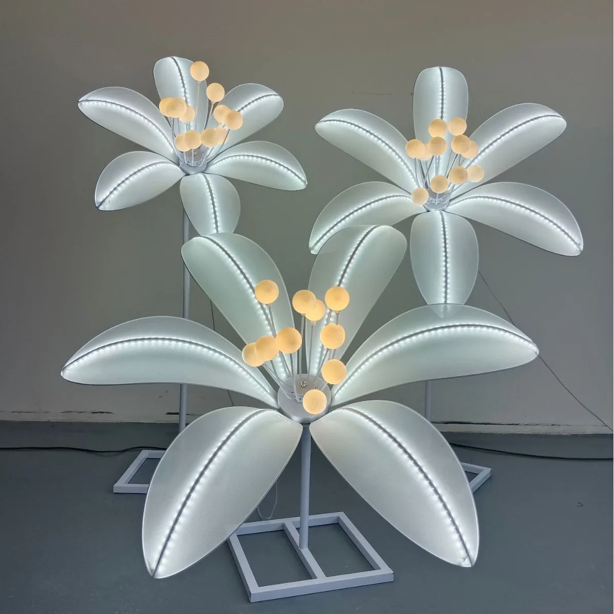 

Lily background three-piece wedding decoration ornament milk silk cloth wrought iron paint LED light strip props