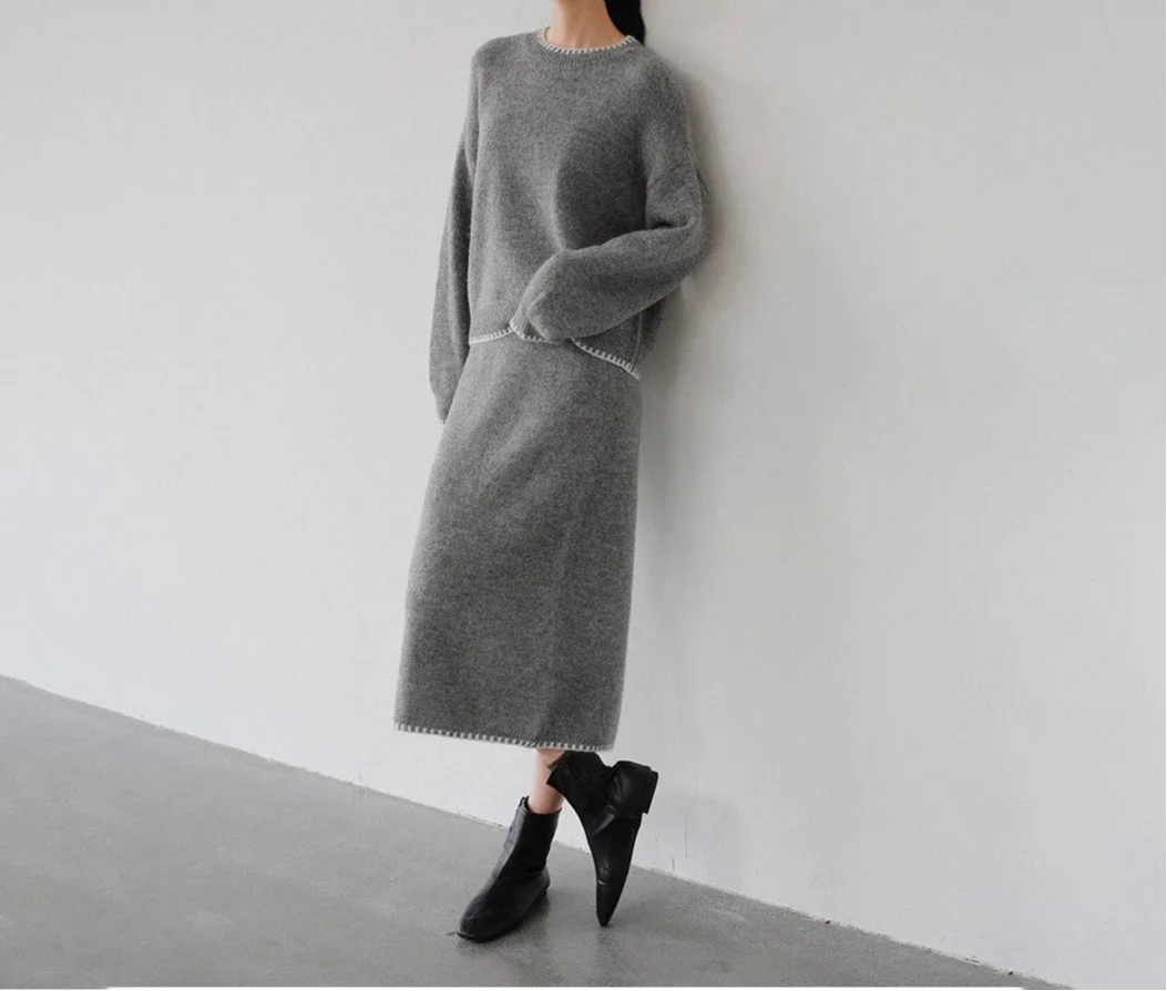 بدلة غير رسمية على الموضة لخريف وشتاء 2025 منتج جديد بلون سادة ورقبة مستديرة وحافة متباينة مجموعة تنورة محبوكة #2