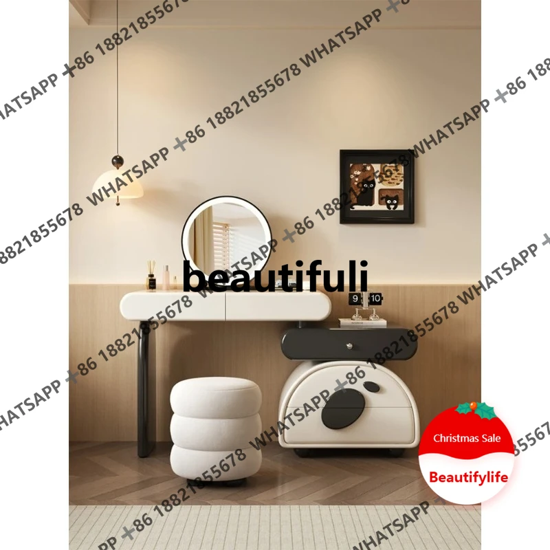 

Комод, комод, встроенная современная спальня, простая новая маленькая квартира 2025 года, столик для макияжа кремового цвета.