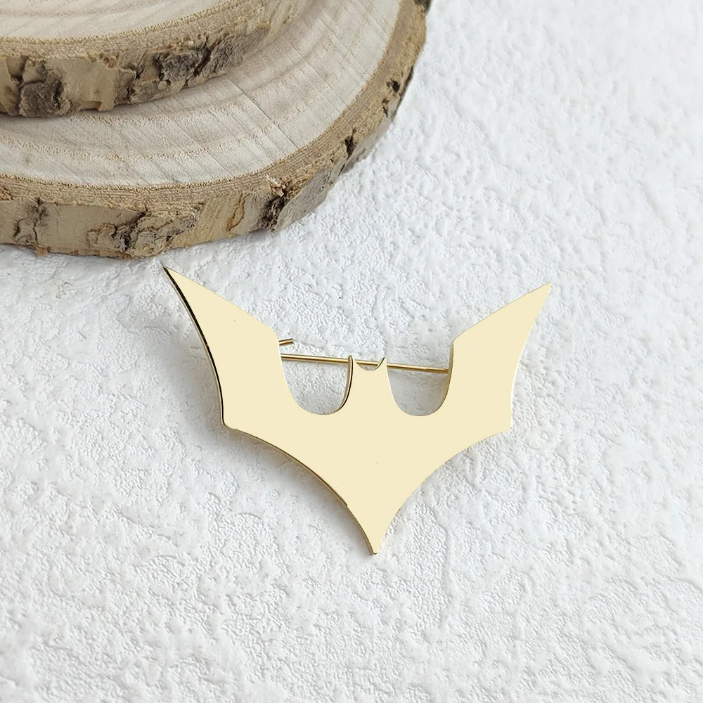 Trendy and domineering bat-shaped stainless steel brooch, retro niche pin, high-end feel, simple and atmospheric