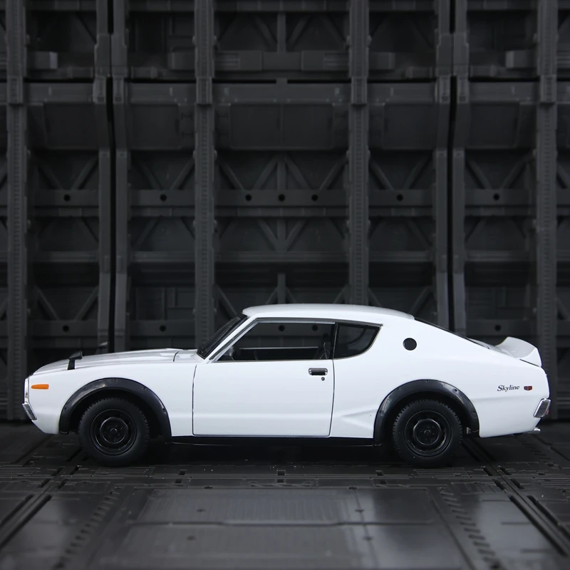 Maisto 1:24 simulatie 1973 Nissan Skyline 2000GT-R legering automodel statische ornamentcollectie, deur kan worden geopend