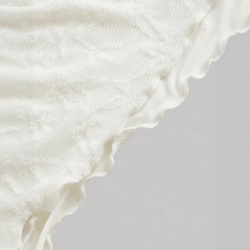 Damski Letni Biały Top Krótki z Teksturowanej Tkaniny, Seksowny Bez Pleców, Asymetryczny, Wiązany na Szelkach, Plisowany, Słodki Top Wakacyjny