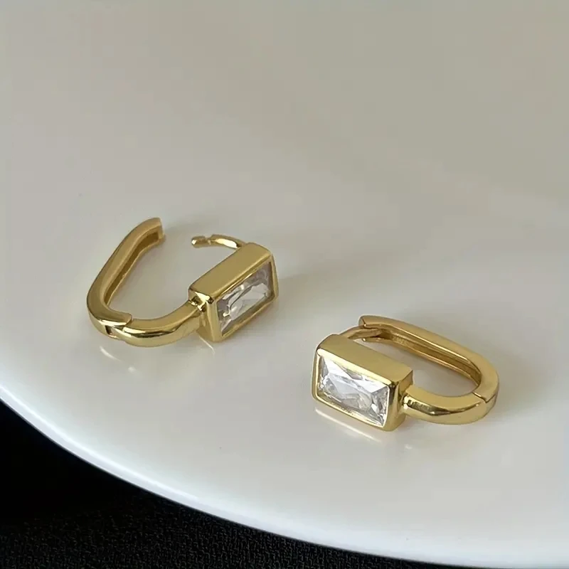Huitan Einfache, stilvolle, geometrische Creolen mit kubischen Zirkonia für Damen, für den täglichen Gebrauch, Statement-Accessoires, trendiger Schmuck, heiß begehrt