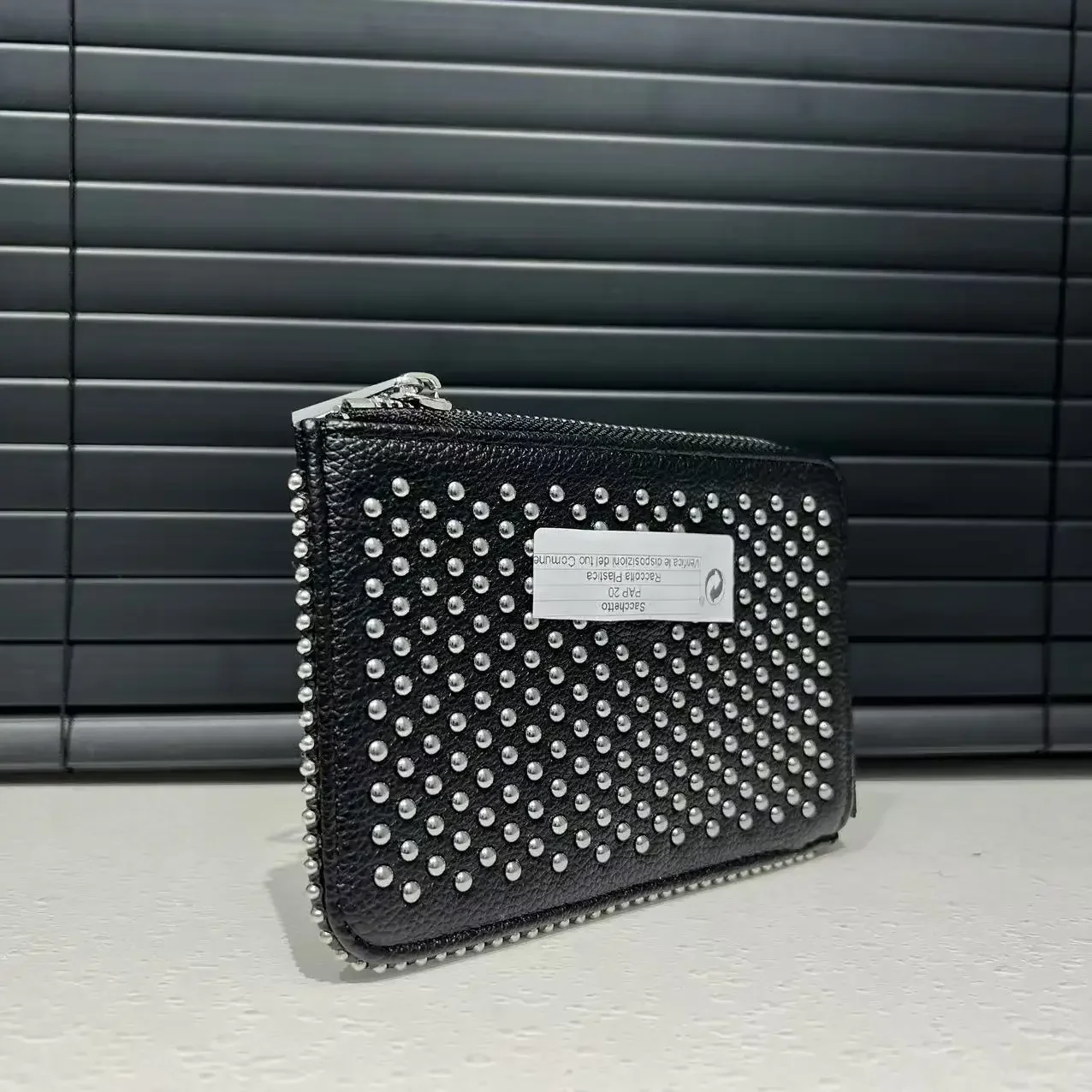 Ladies' fashionable and luxurious design handbag, compact and portable with rivets and loose change card bag