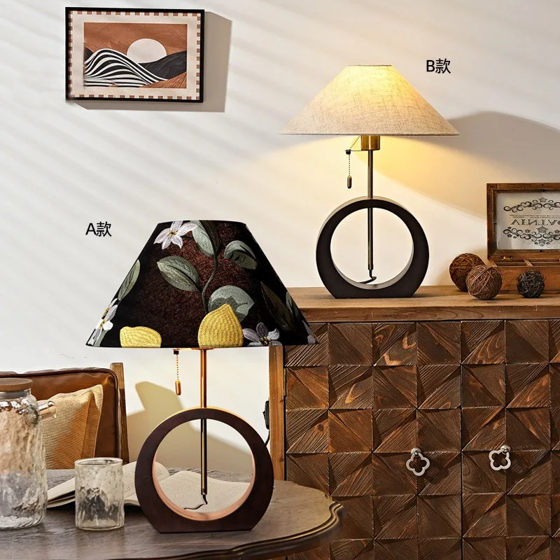 French antique table lamp, bedroom light luxury high-end feeling, living room side cabinet retro atmosphere, solid wood