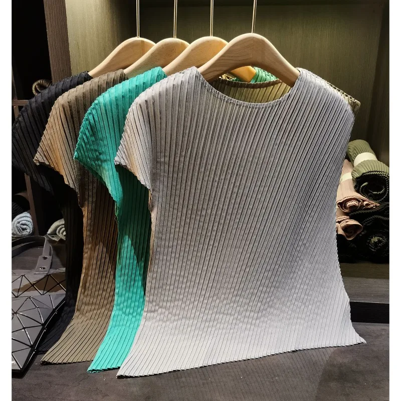 

Плиссированная футболка Miyake: летняя, плотная, однотонная, с нерегулярной плиссировкой, круглый вырез, короткий рукав, для повседневной носки