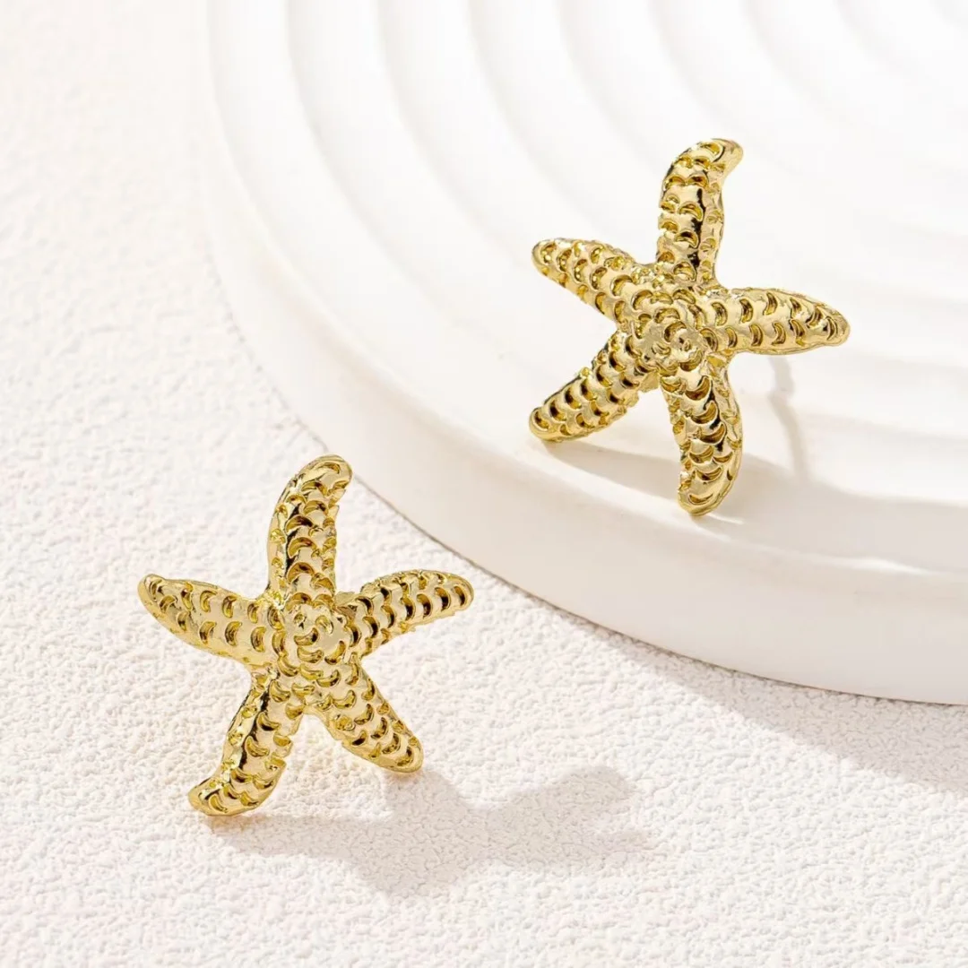 A pair of fashionable women's starfish earrings, simple and unique stud earrings, versatile and high-end commuting earrings