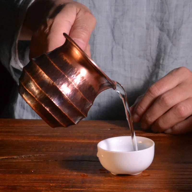 Jarra de cobre rojo de tono martillado a mano, Té Kung Fu resistente al calor, engrosamiento, agarre lateral de cobre puro, vertedor de té dividido, ceremonia de té